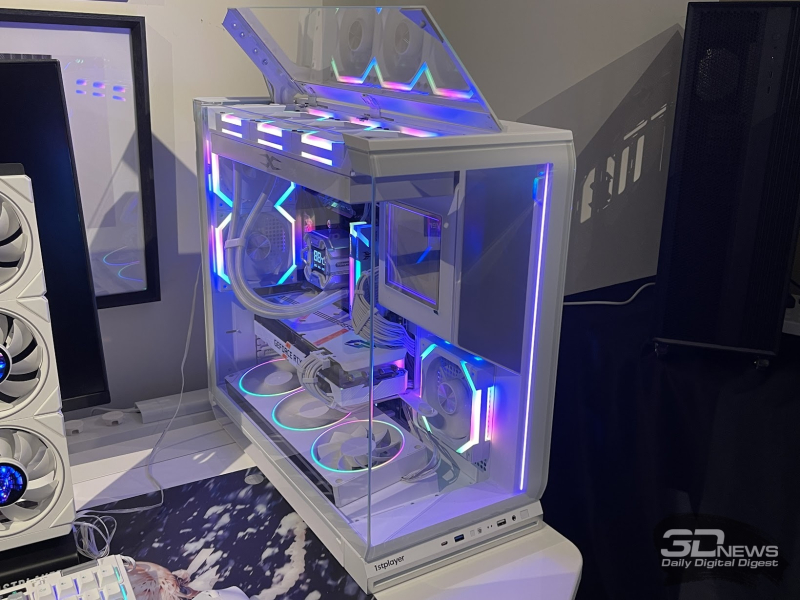 Relazione dal stand espositivo di 1stPlayer al Computex 2026: custodie panoramiche, SJO, ventole-schermi e piccoli ma potenti alimentatori