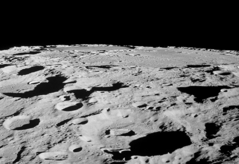 Minus 223 °C e l’oscurità eterna: gli scienziati propongono di installare un GPS laser sulla Luna direttamente nei crateri