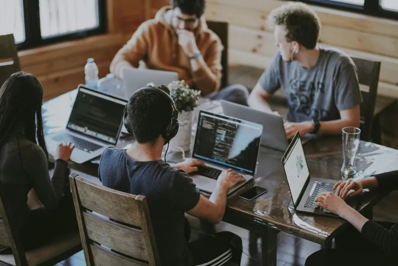 Le azioni Meta sono diminuite del 9 %, mentre Alphabet crescerà dell’7 %; entrambe le aziende stanno rafforzando gli investimenti in intelligenza artificiale.