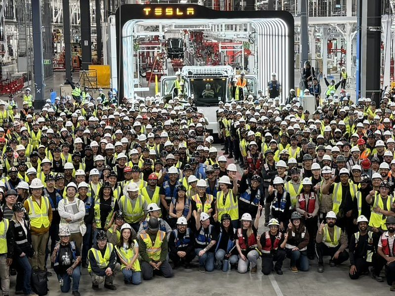 Nel nuovo stabilimento in Nevada è apparso il primo camion elettrico di serie Tesla Semi.
