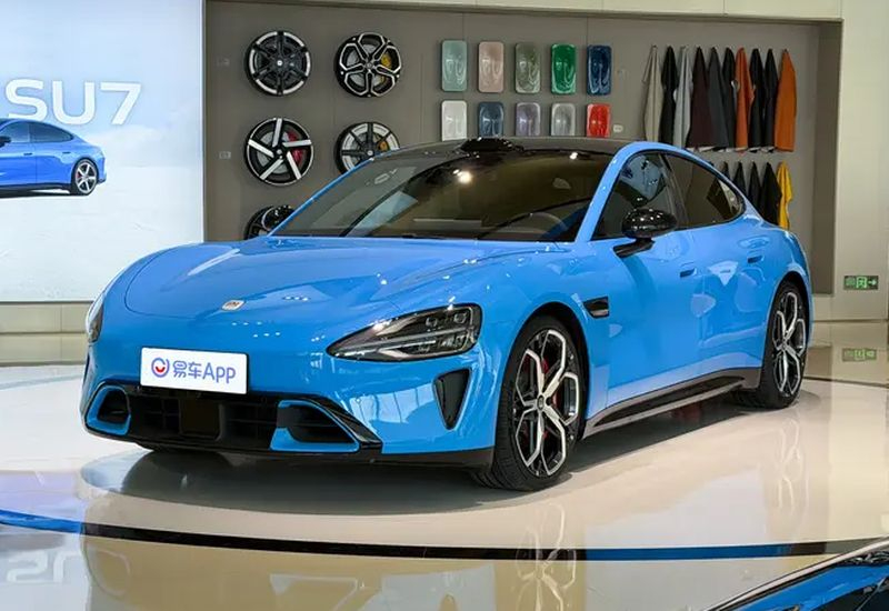 Il Xiaomi SU7, dopo l'aggiornamento del design, appare nuovo e promette un'autonomia fino a 902 km.