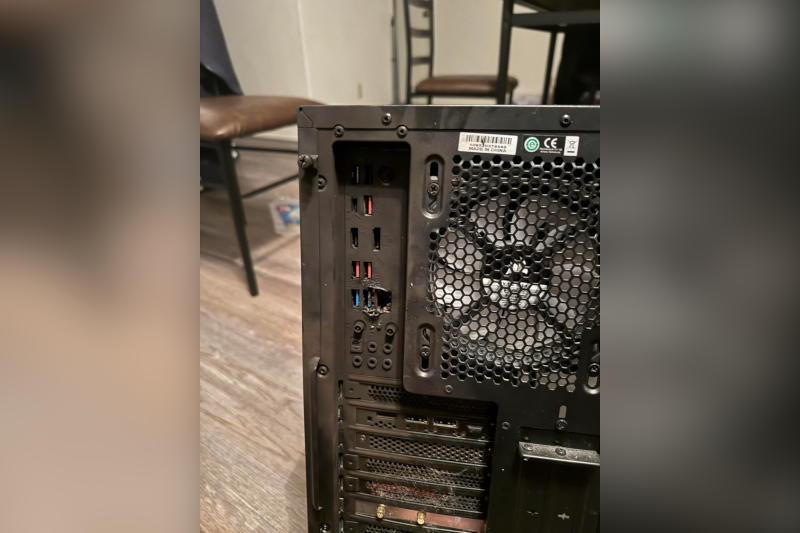 Il fulmine colpì la casa tramite il cavo internet, distruggendo il computer e il router