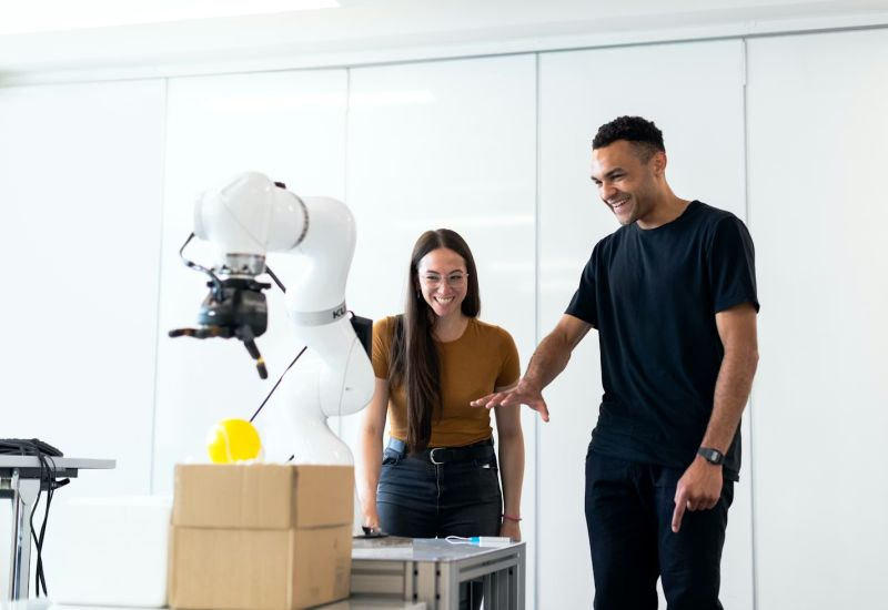 La metà delle aziende che hanno sostituito i dipendenti con bot AI prevede di riportare il personale nel 2025.