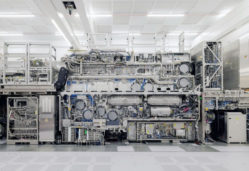 ASML ha annunciato la preparazione finale dell’High‑NA EUV per la produzione di massa dei chip più sottili.